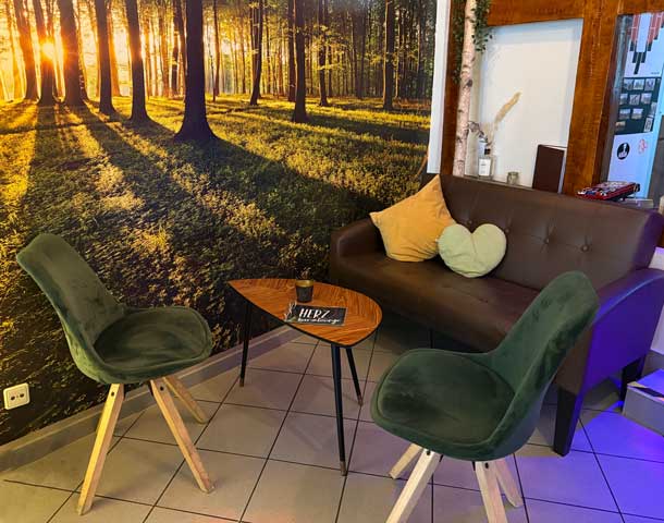 Sitzgruppe mit kleinem Tisch im Innenraum der Bar