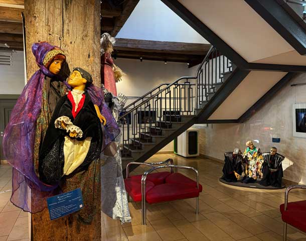 Foyer Waidspeicher mit Figuren Puppentheater