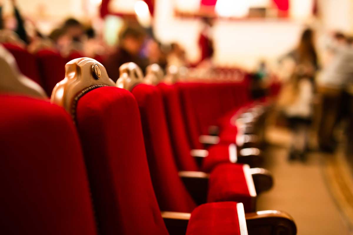 rote Stühle in Sitzreihe Theater