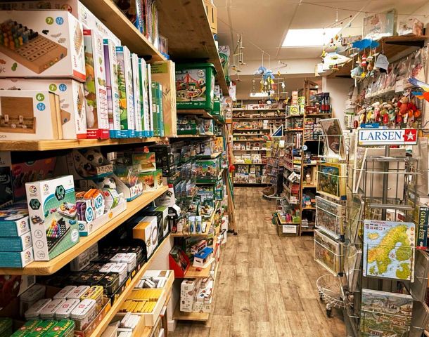 Blick auf die Spielzeugregale im Laden von Kinderspiel