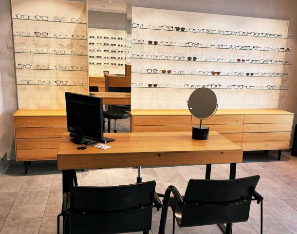 Optiker Augenblick Innenansicht und Blick auf Brillen