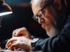 Handwerker-bei-Feinreparatur