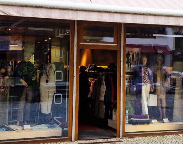 Außenansicht Schaufenster Modegeschäft MODEE