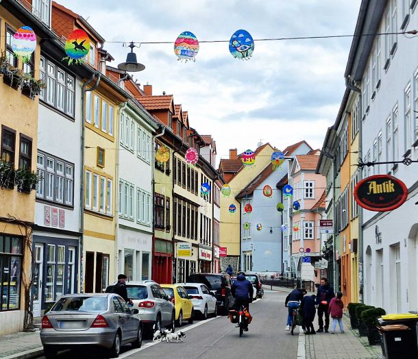 Lange Bruecke mit Osterschmuck
