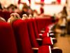 rote Stühle in Sitzreihe Theater