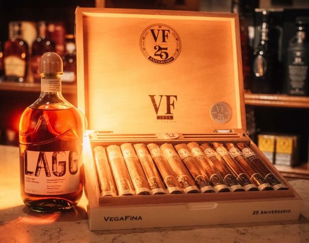 Flasche Lagg Whisky und Holzkiste mit VegaFina Zigarren