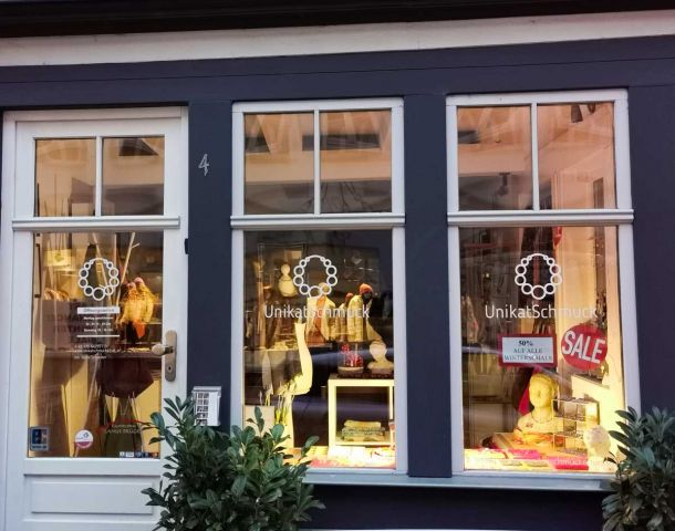Blick ins Schaufenster und Werkstatt von Unikatschmuck 