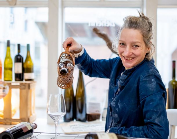 Korkenzieherin beim Weinausschank und im Weinladen