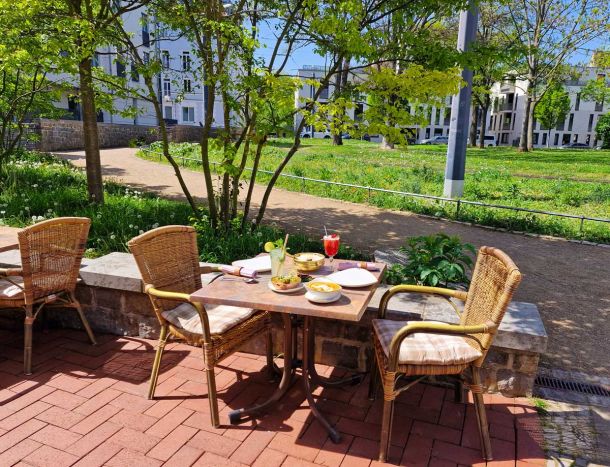 gedeckter Tisch-Sommergarten-an den Graden