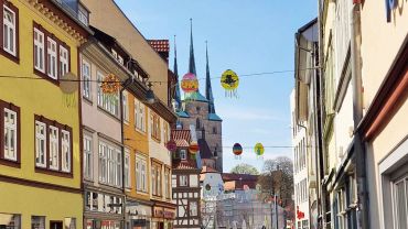 bunt bemalte Ostereier im Zusammenhang mit dem Ostergewinnspiel hängen über der Kettenstrasse im Quartier Lange Brücke