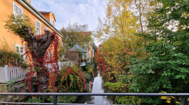 Sicht von der Langenbruecke auf den Nonnensteg im Herbst